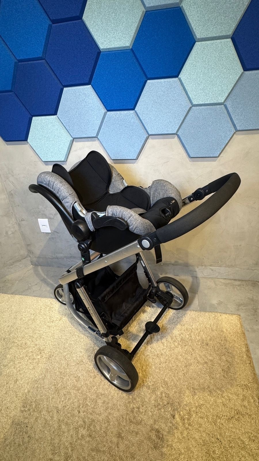 Carrinho de bebê com bebê conforto safety 1st