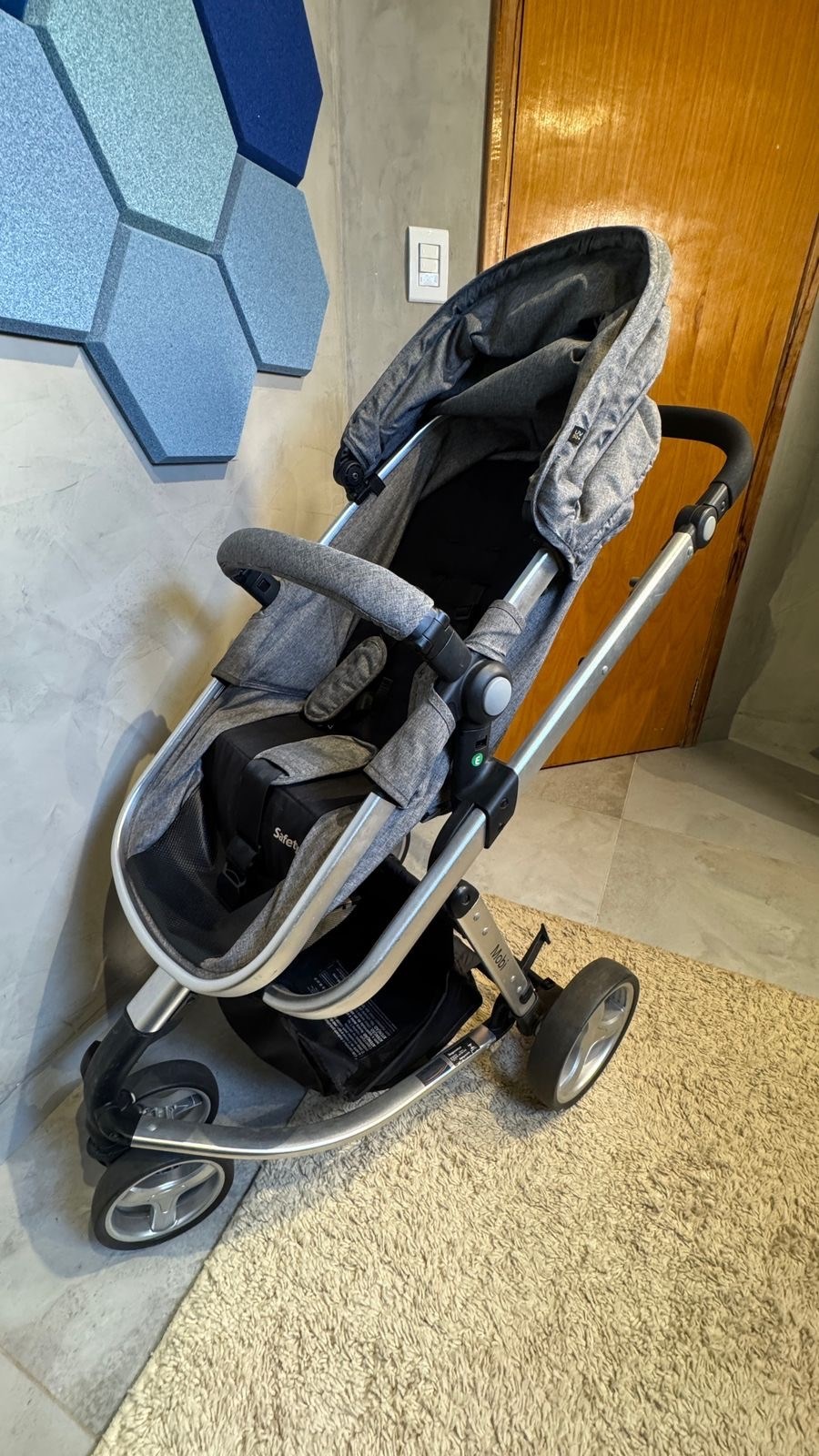 Carrinho de bebê com bebê conforto safety 1st