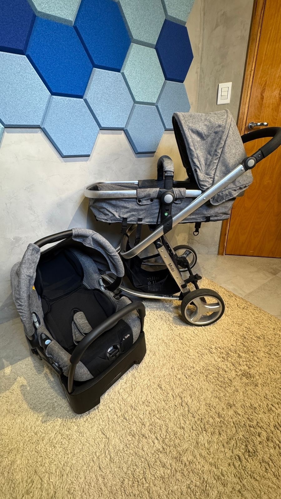 Carrinho de bebê com bebê conforto safety 1st