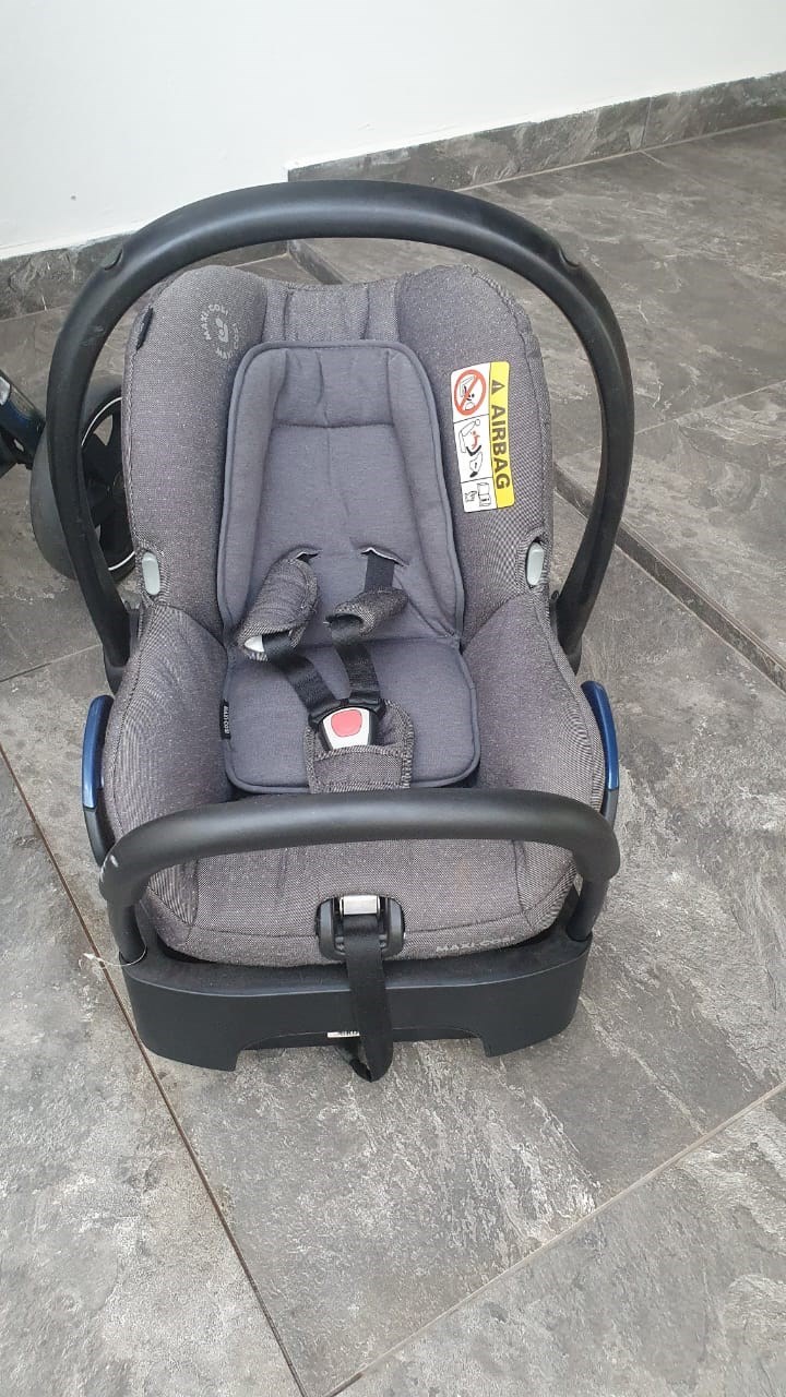 Carrinho com moisés e bebê conforto - Maxi Cosi