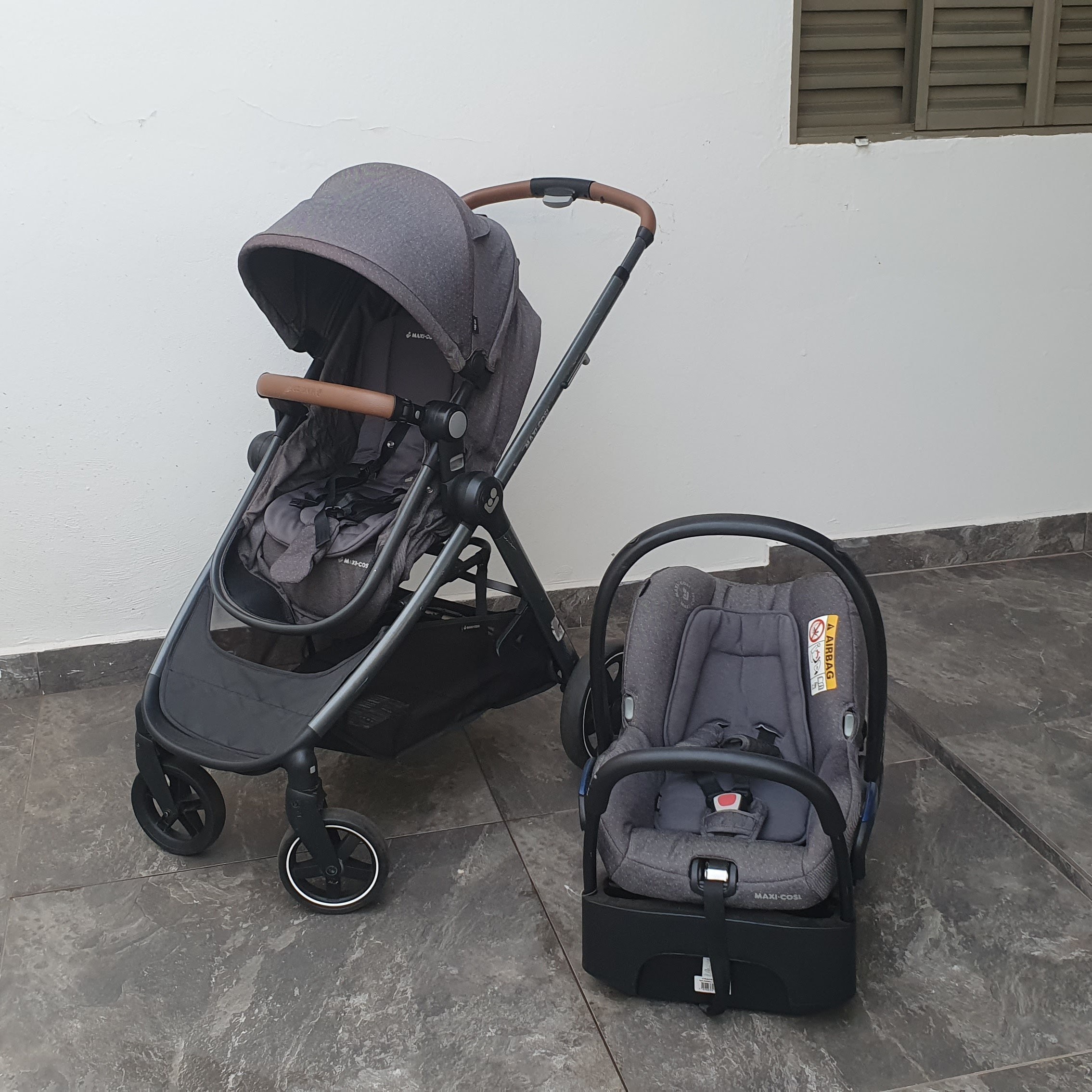 Carrinho com moisés e bebê conforto - Maxi Cosi