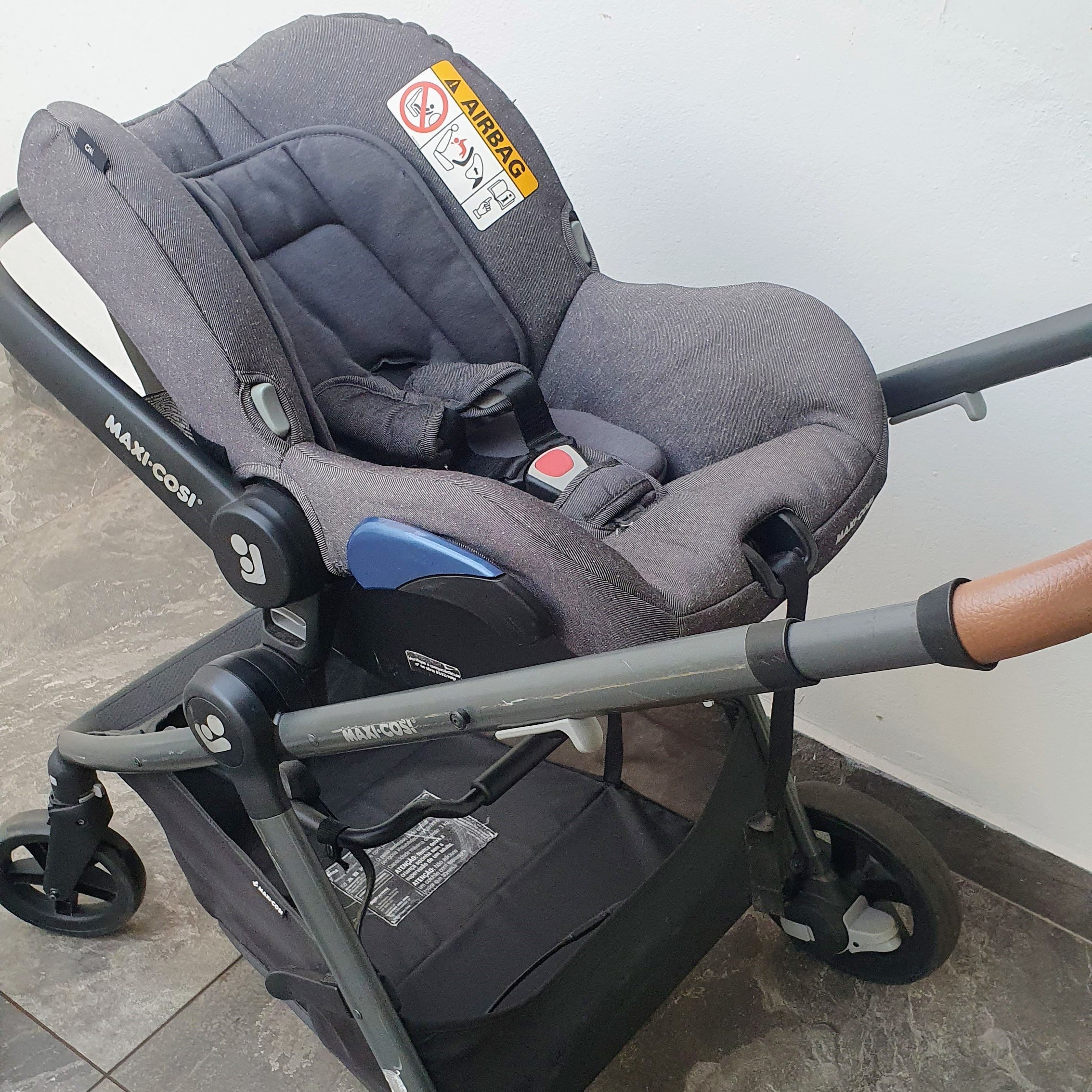 Carrinho com moisés e bebê conforto - Maxi Cosi