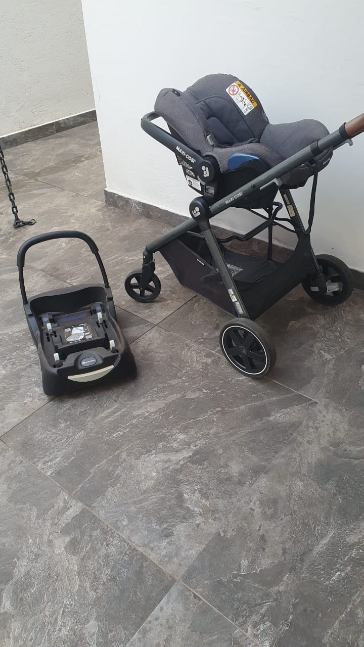 Carrinho com moisés e bebê conforto - Maxi Cosi