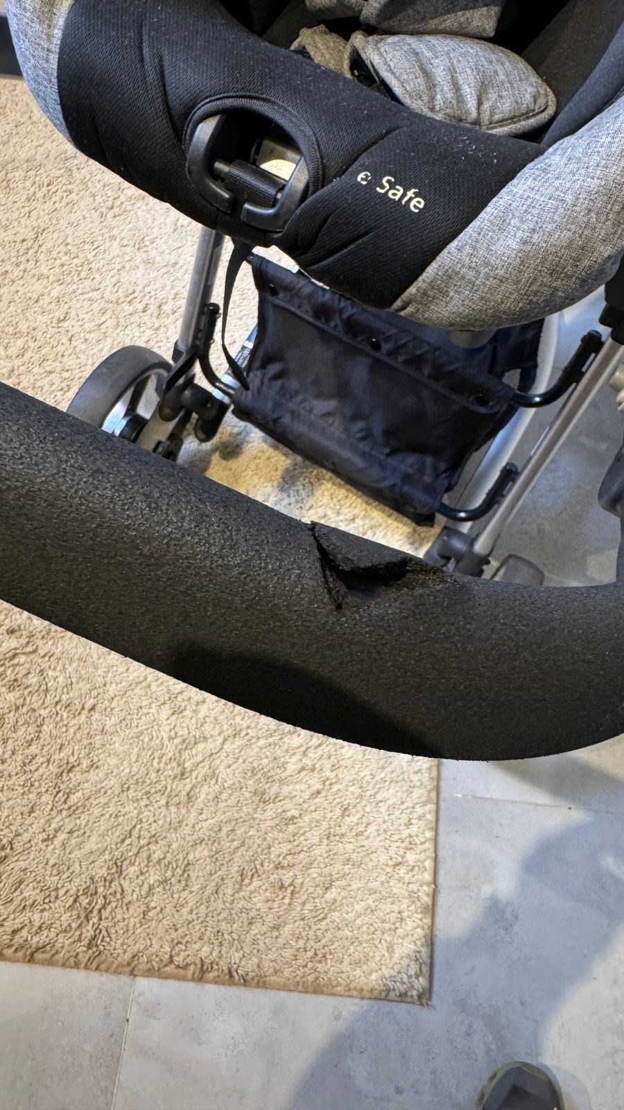 Carrinho de bebê com bebê conforto safety 1st