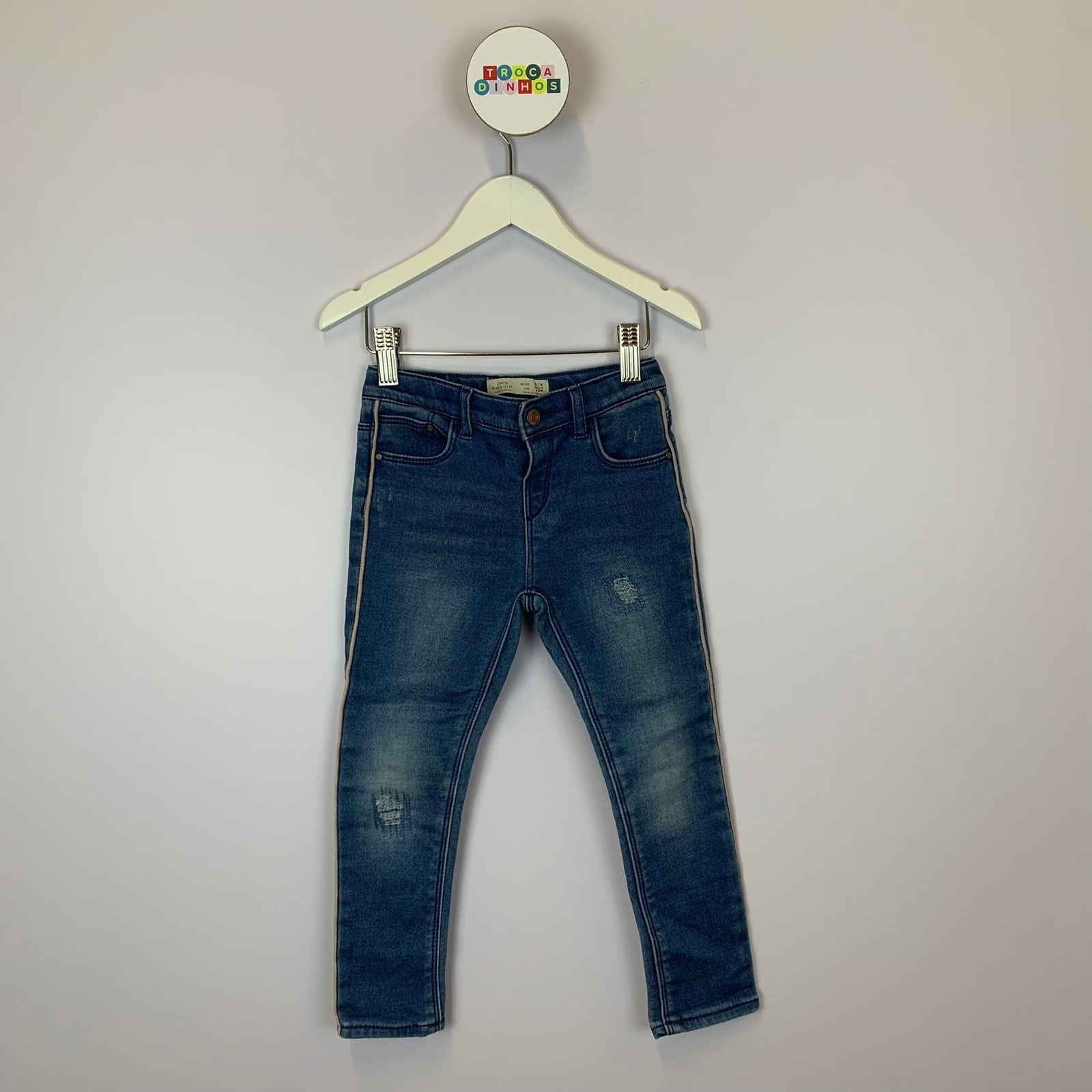 Calça jeans com vivo rosa Zara