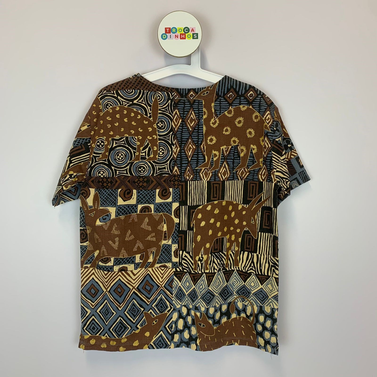 Bata africana pintada a mão