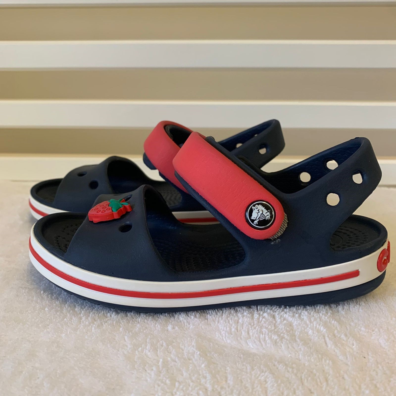 Sandália Crocs - moranguinho