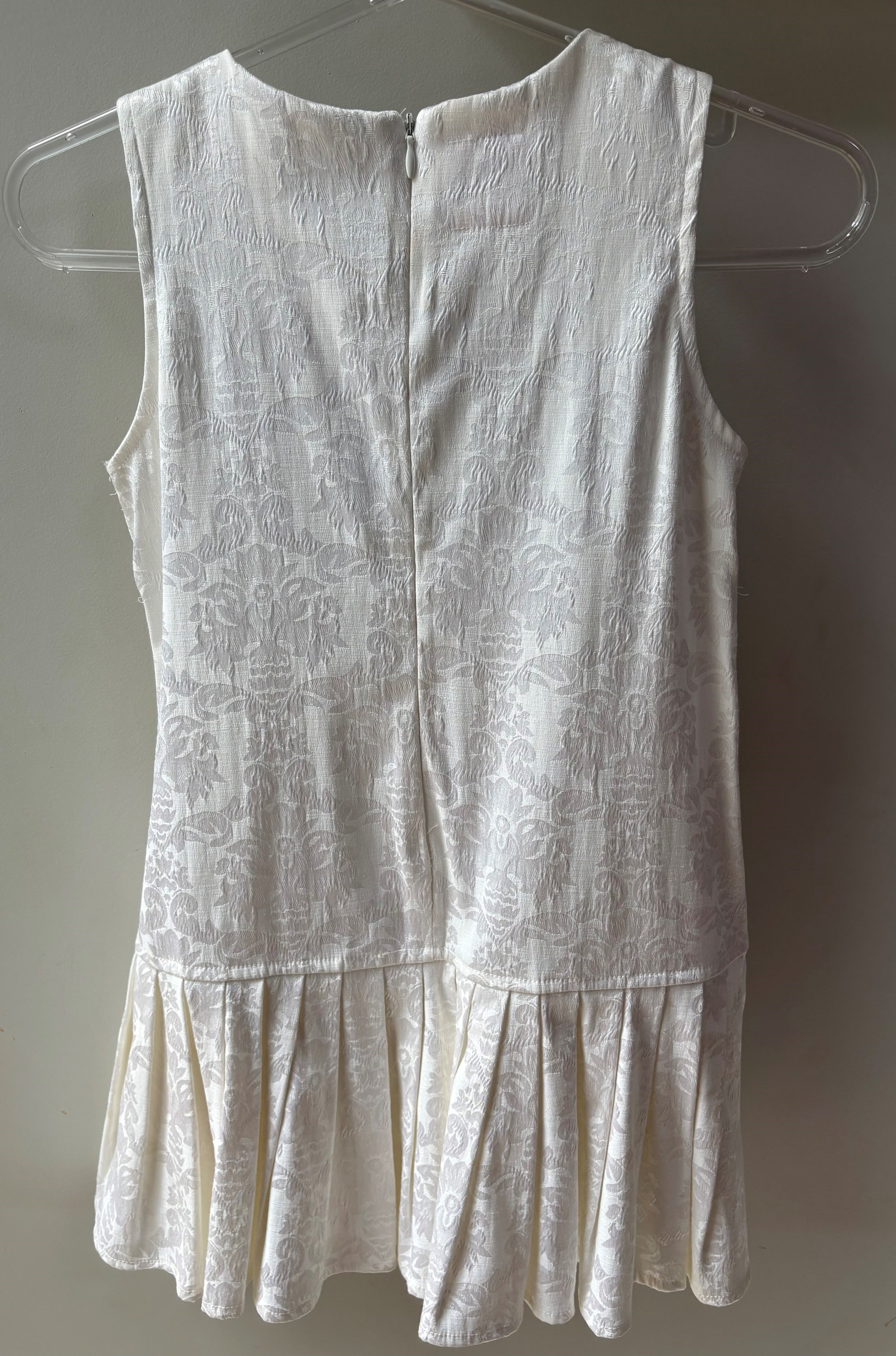 Vestido branco com laço de lantejoula 