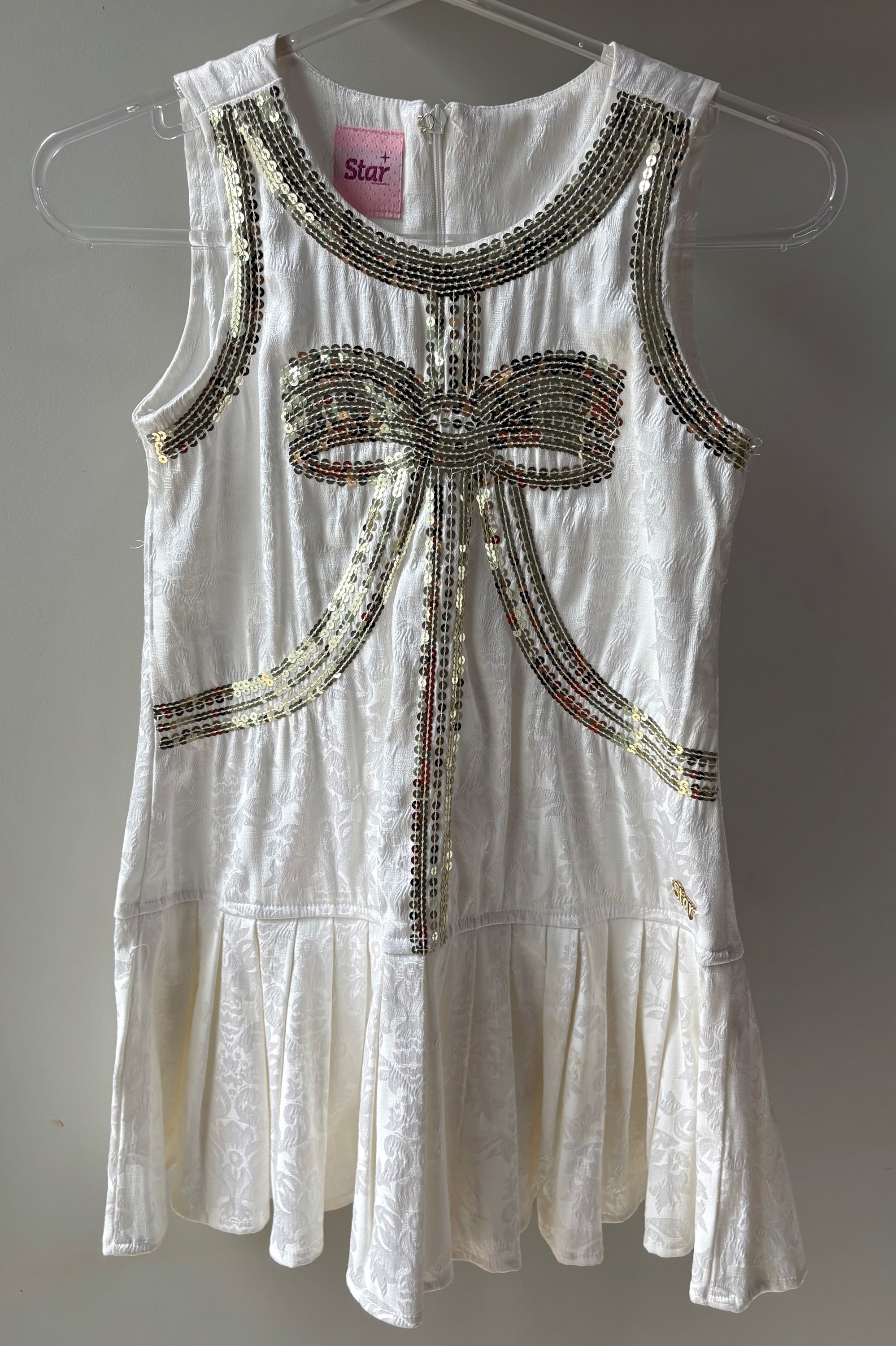 Vestido branco com laço de lantejoula 