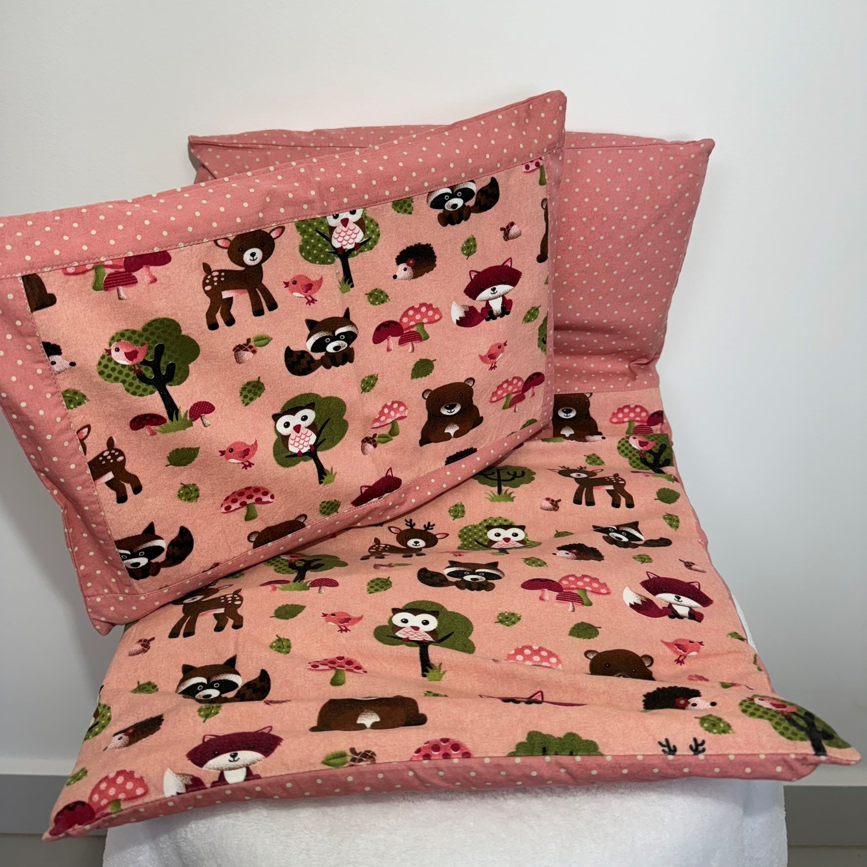 Colchonete e travesseiro de carrinho de bebê