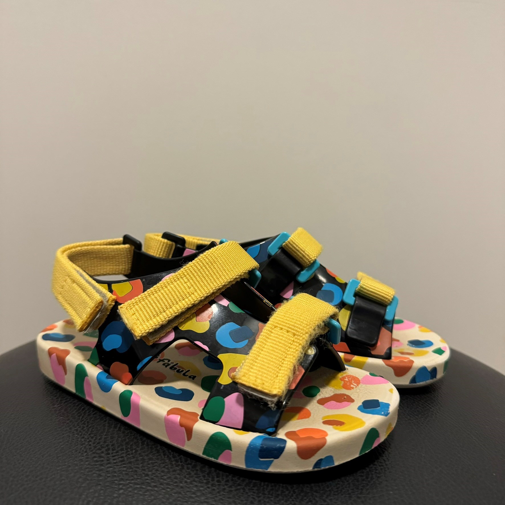 Sandália Melissa colorida collab Fábula 
