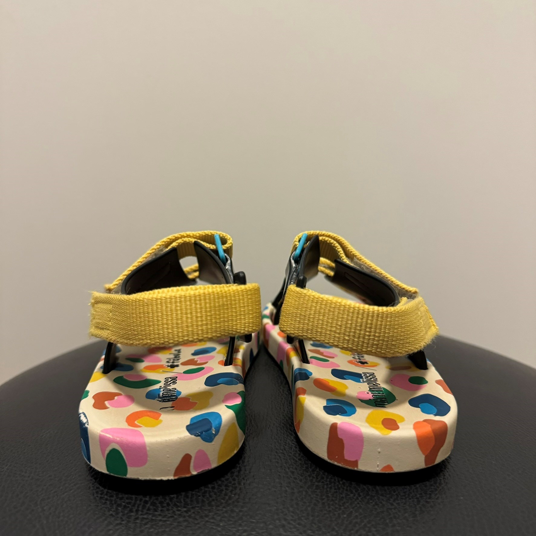 Sandália Melissa colorida collab Fábula 