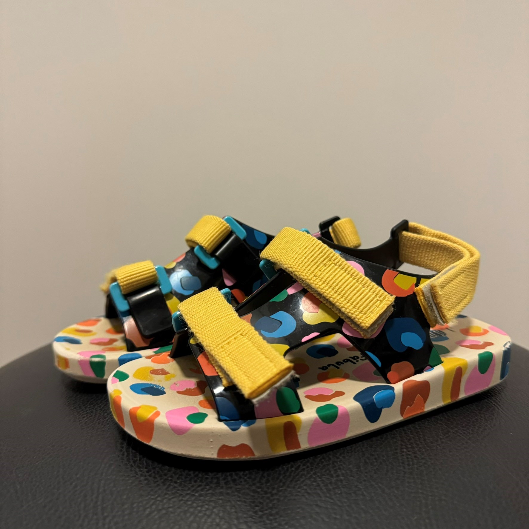 Sandália Melissa colorida collab Fábula 