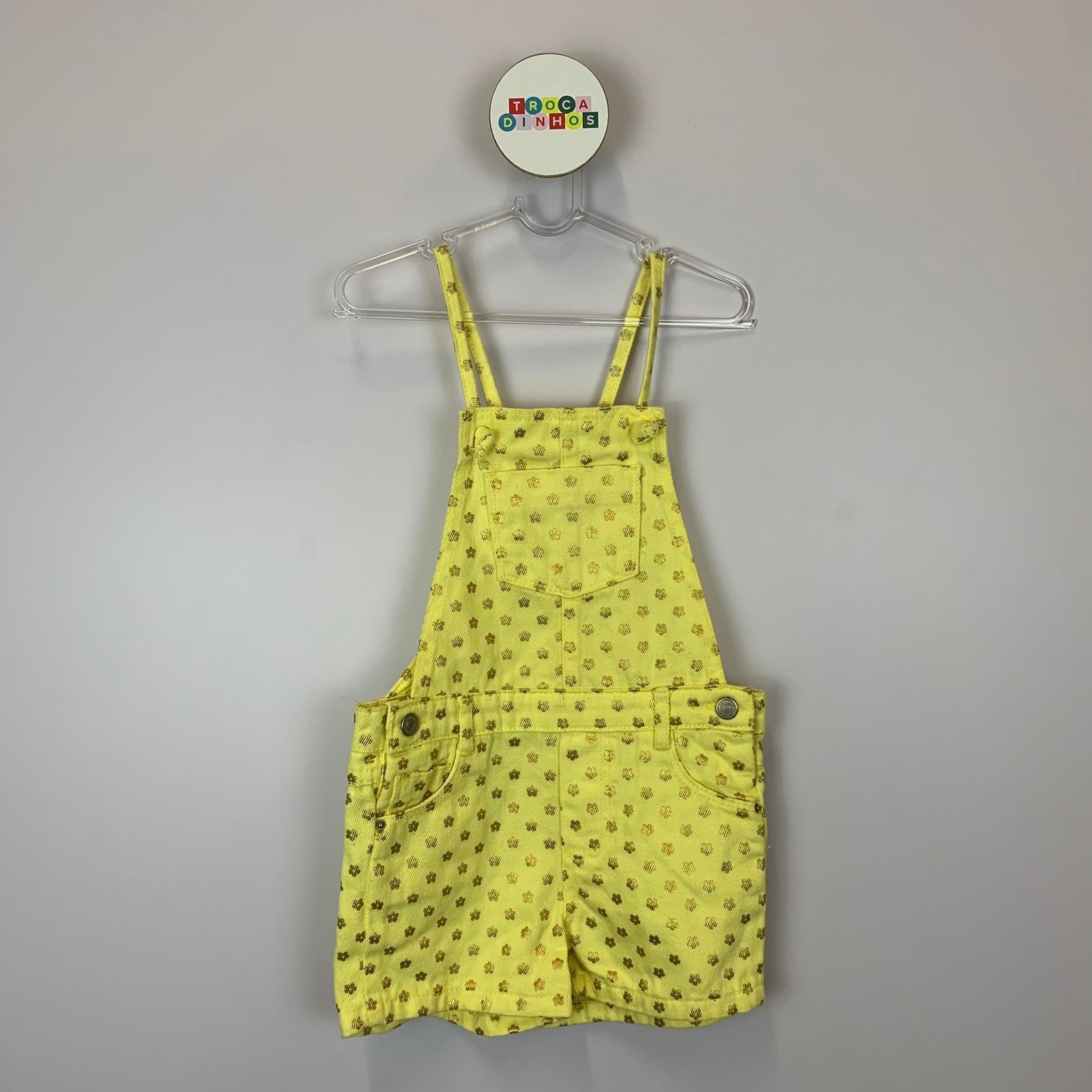 Jardineira amarelo e flores douradas.